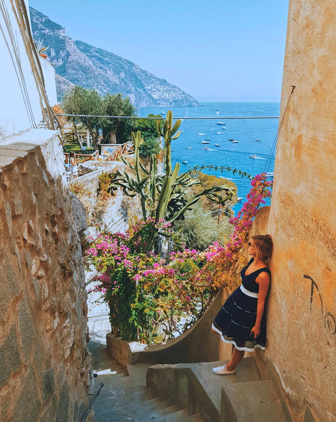 Vicolo di Positano con vista mare